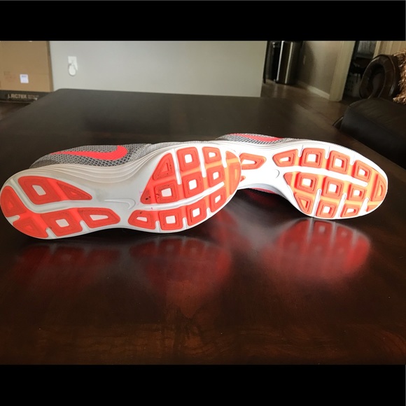 Nike women’s gray and orange tennis shoes size 7 - Picture 6 of 6